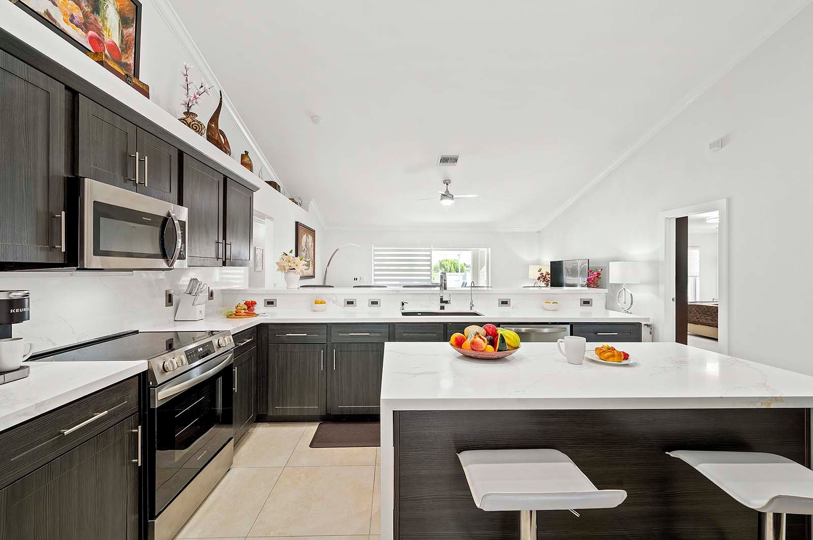 Salzwasser-Pool mit Whirlpool und überdachter Lanai im privaten Garten.