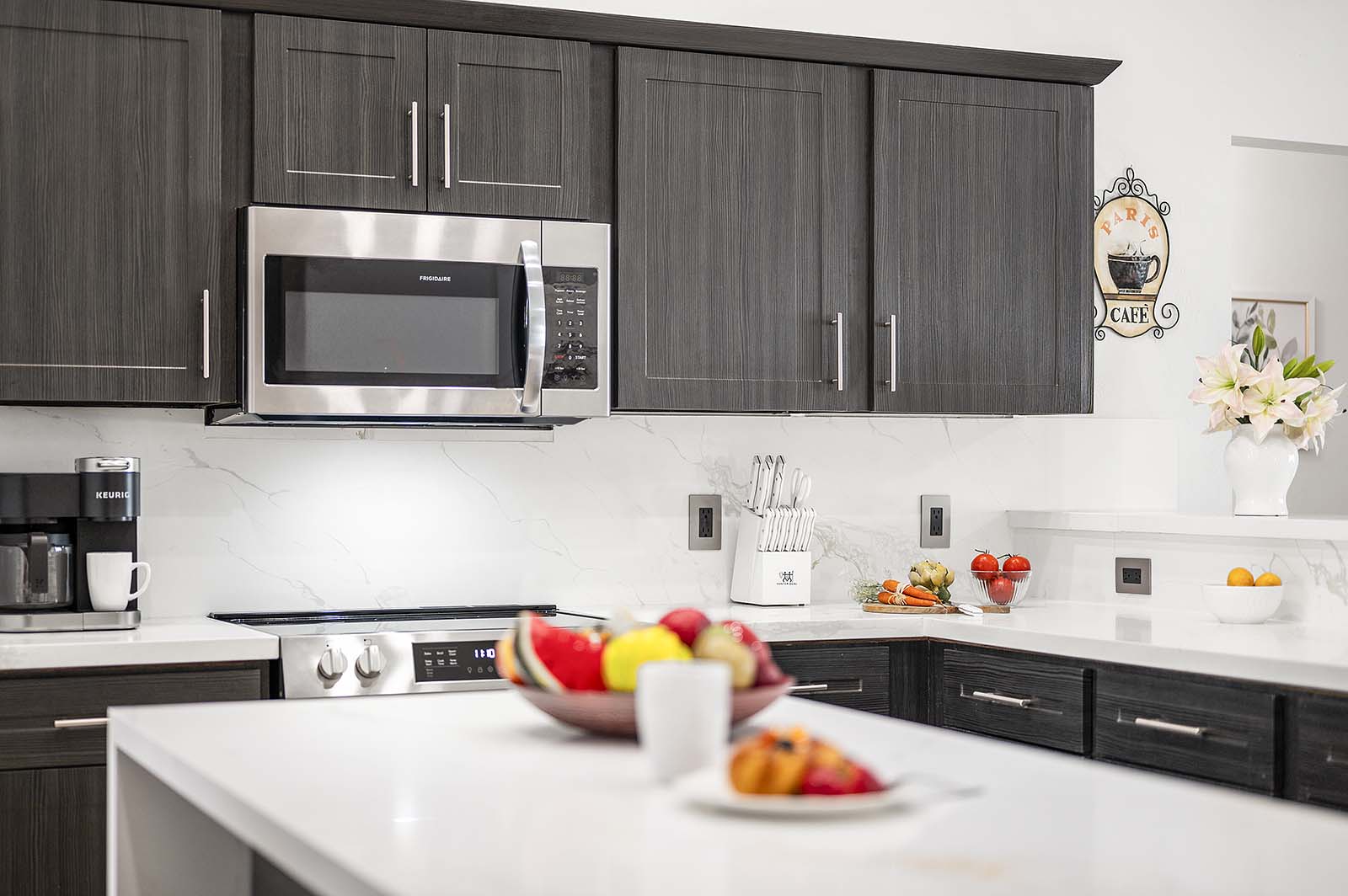 Salzwasser-Pool mit Whirlpool und überdachter Lanai im Garten.