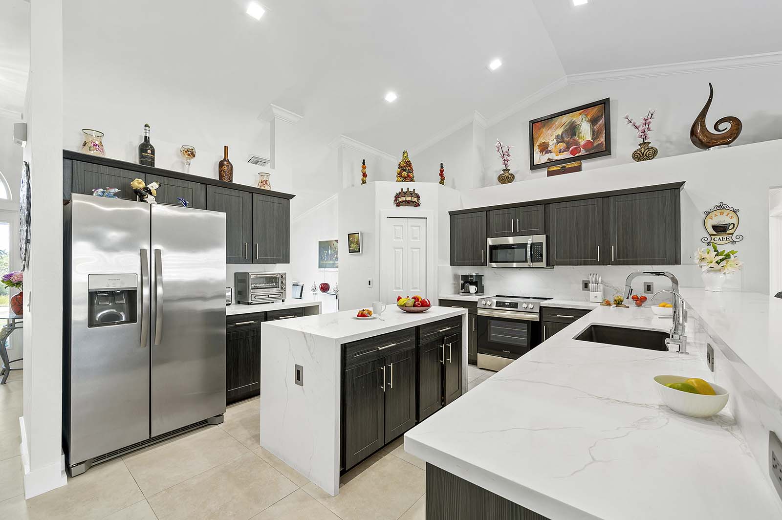 Salzwasser-Pool mit Whirlpool und überdachter Lanai im privaten Garten.