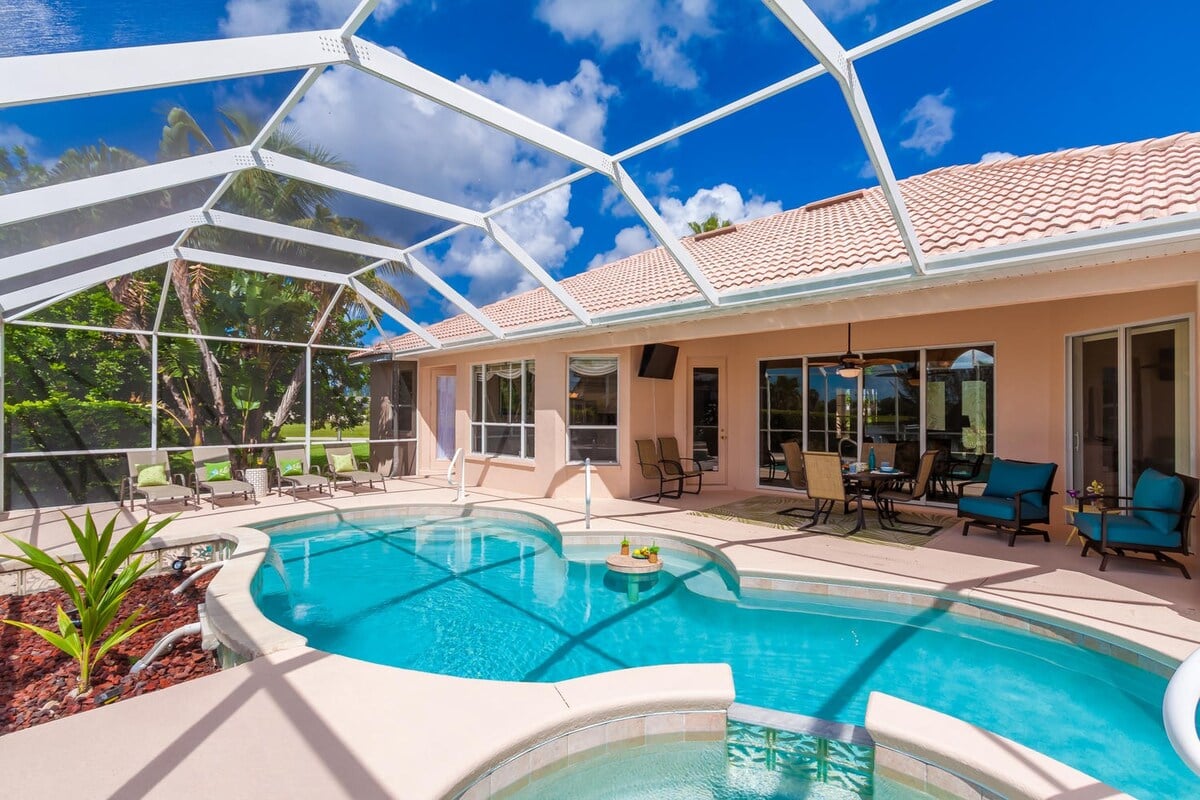 Überdachte Lanai mit Außenessplatz und Lounge-Sitzbereich.