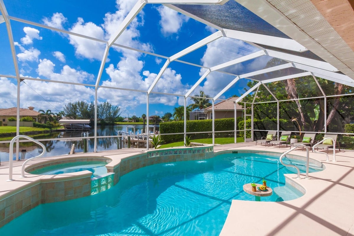 Einstöckiges Ferienhaus mit Resort-Pool und Whirlpool in sonniger Lage.