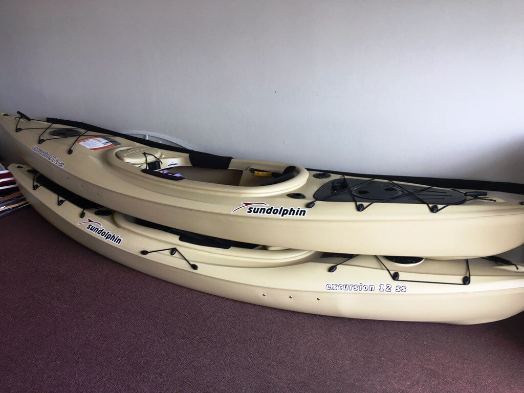 Überdachte Lanai mit Sitzbereich und Blick auf Pool und Kanal.