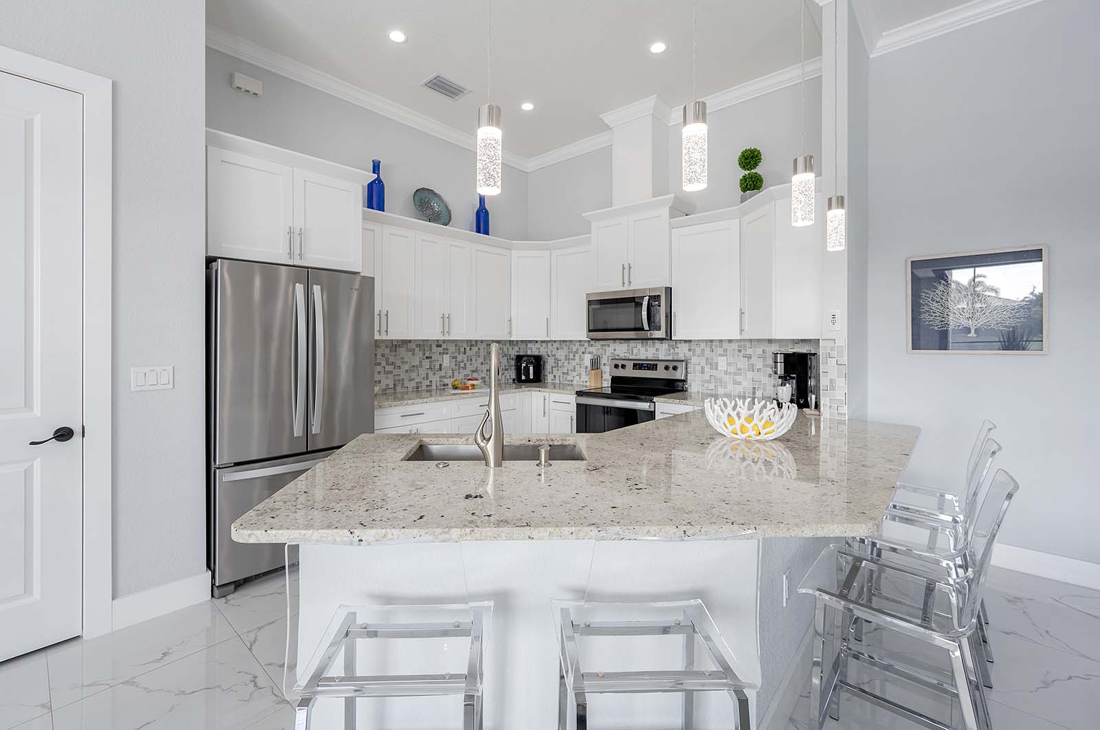 Beheizter Pool mit großer, sonniger Lanai und Grillbereich.