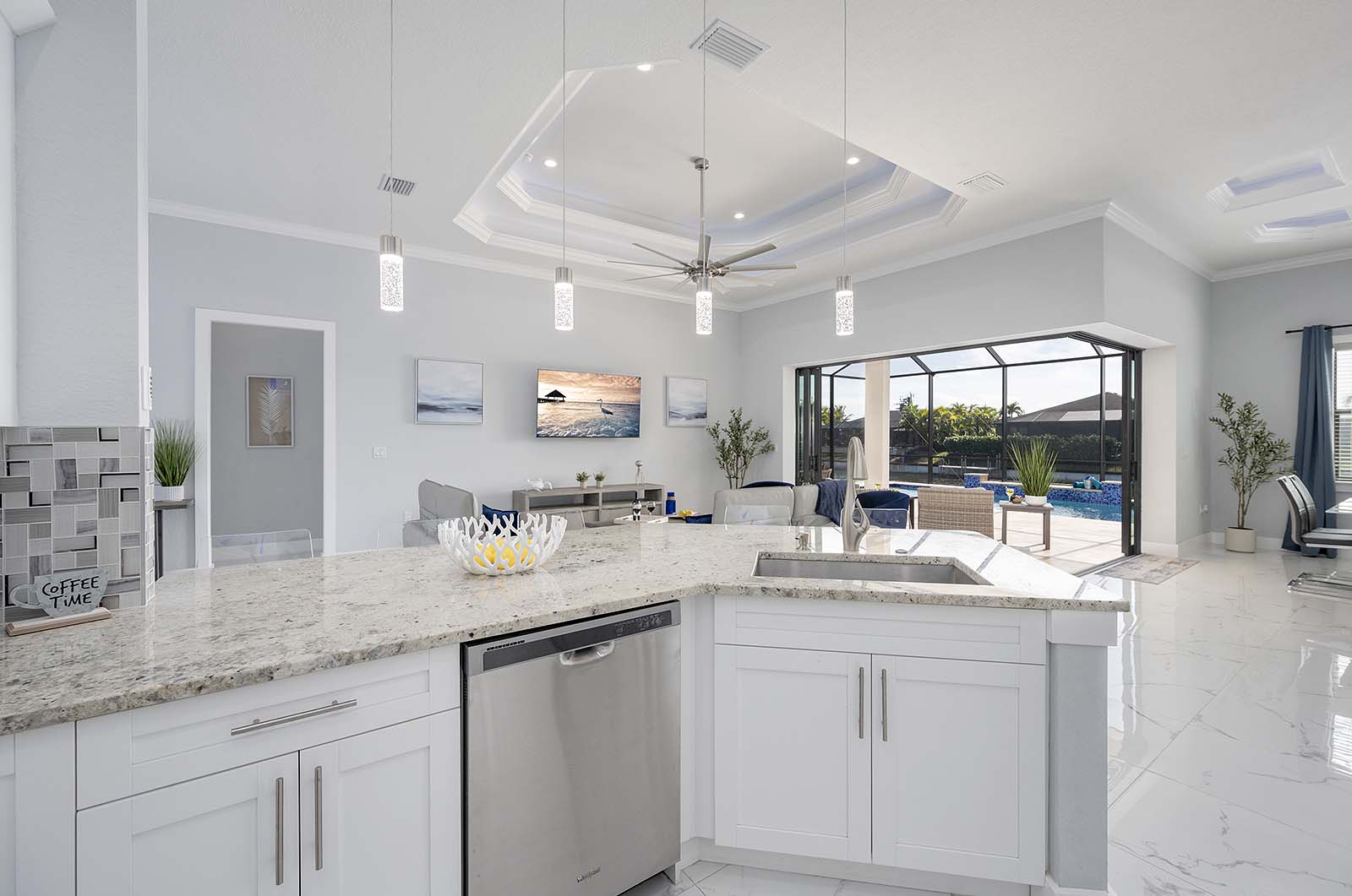 Beheizter Pool mit großer, sonniger Lanai und Grillbereich.