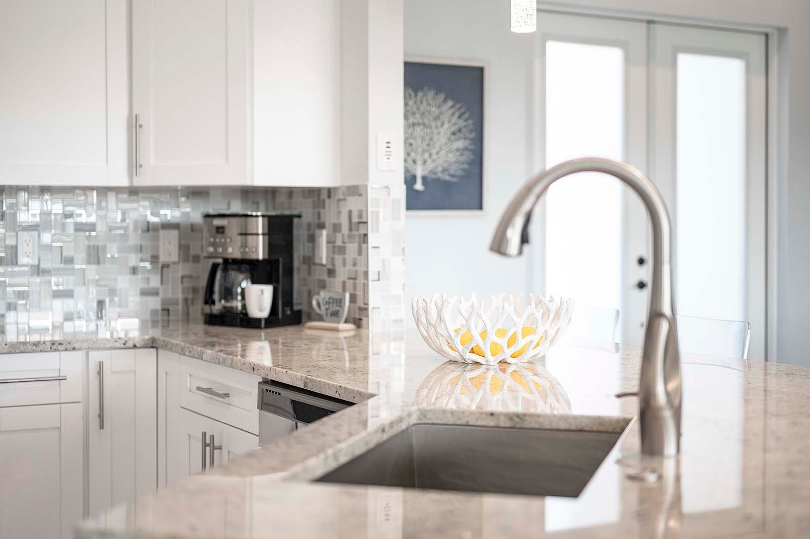 Beheizter Pool mit großer Lanai und Grillbereich.