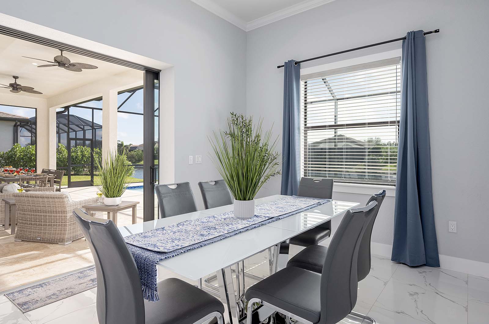 Beheizter Pool mit großer Lanai und Grillbereich.