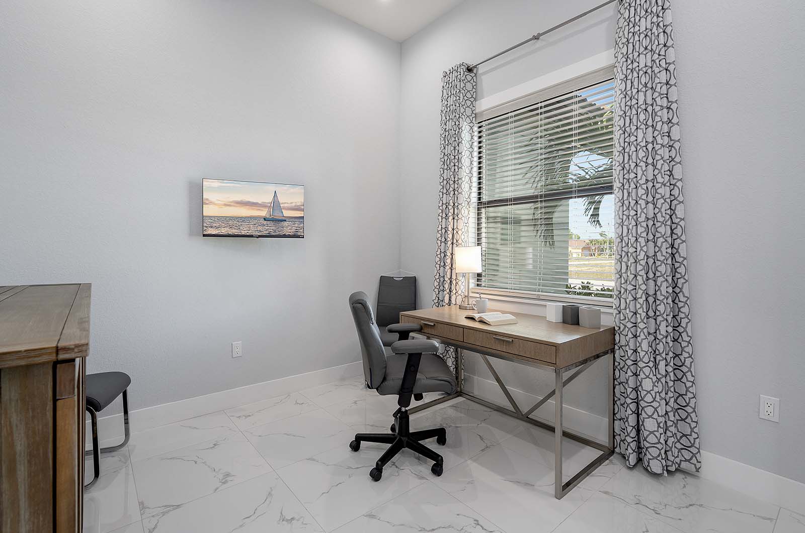 Beheizter Pool mit großer, sonniger Lanai und Grillbereich.