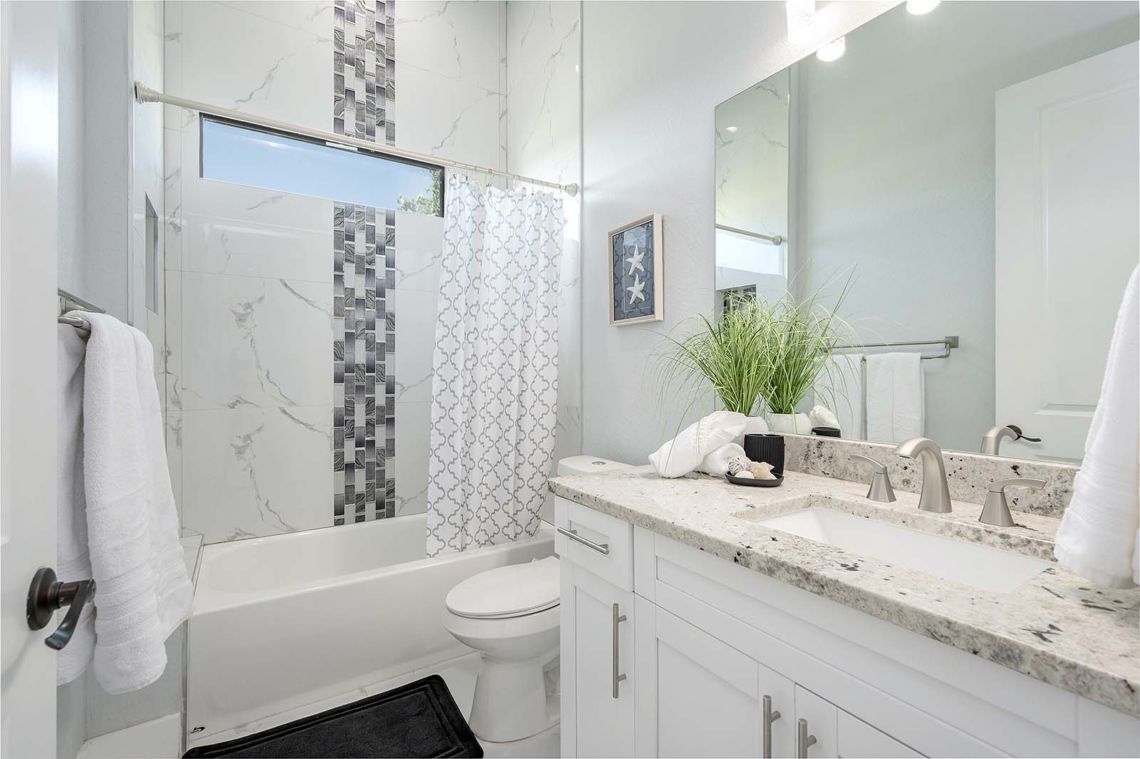 Beheizter Pool mit großer, überdachter Lanai und Grillbereich.