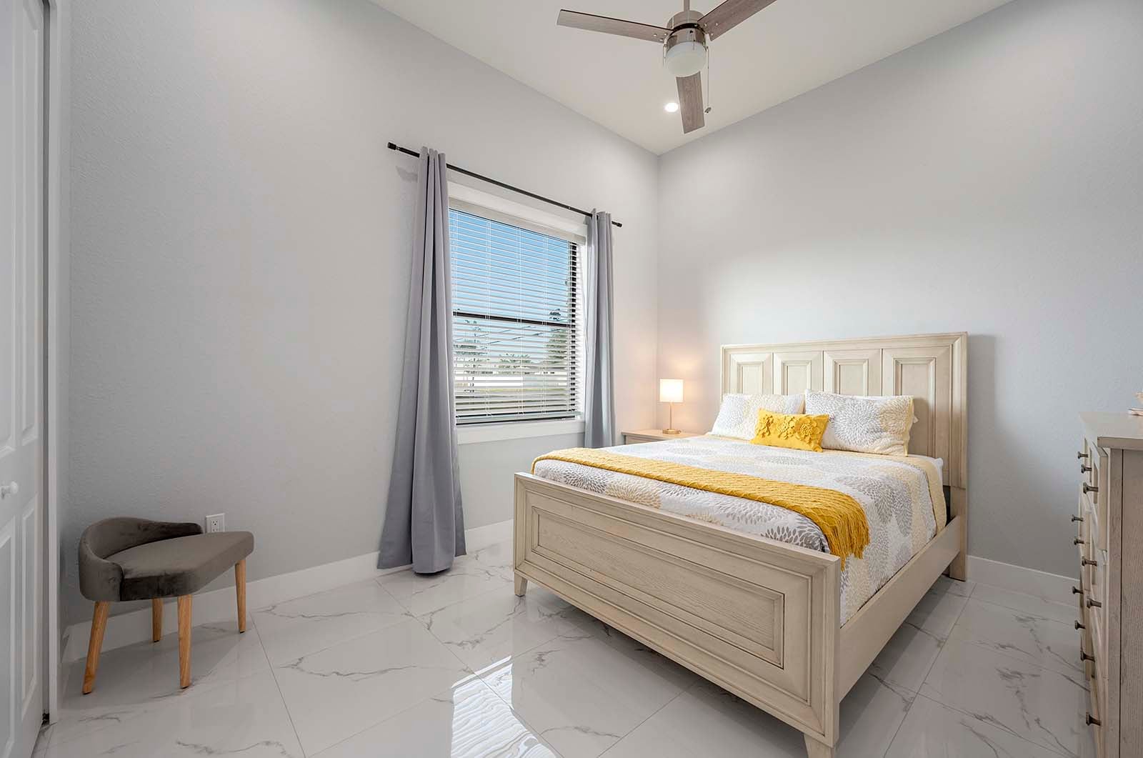 Beheizter Pool mit großer Lanai und Grillbereich.