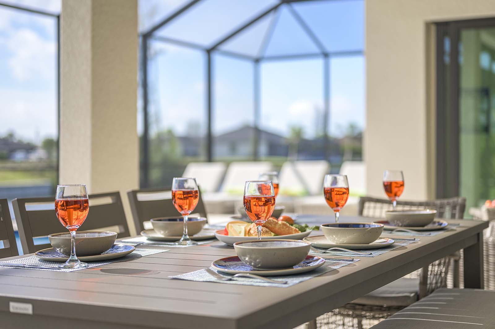 Große, sonnige Lanai mit beheiztem Pool und Grillbereich.