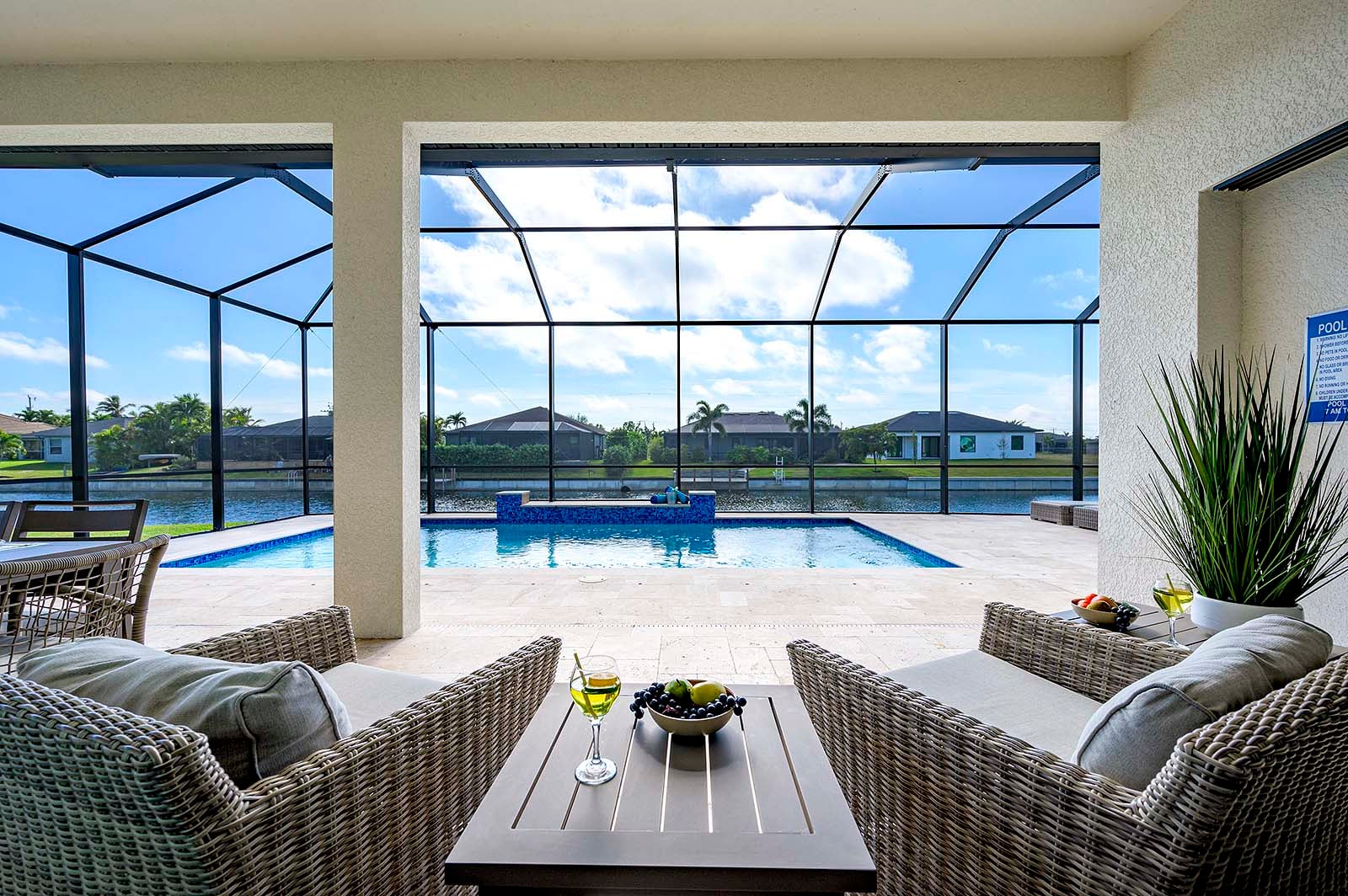 Beheizter Pool mit großer, überdachter Lanai und Grillbereich.