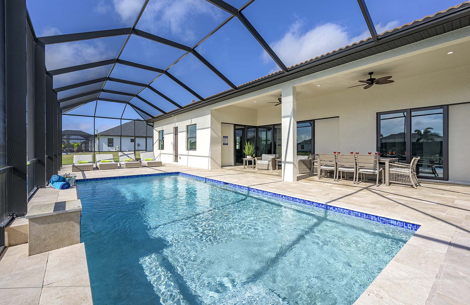 Beheizter Pool mit großer Lanai, Sonnenliegen und Grillbereich.