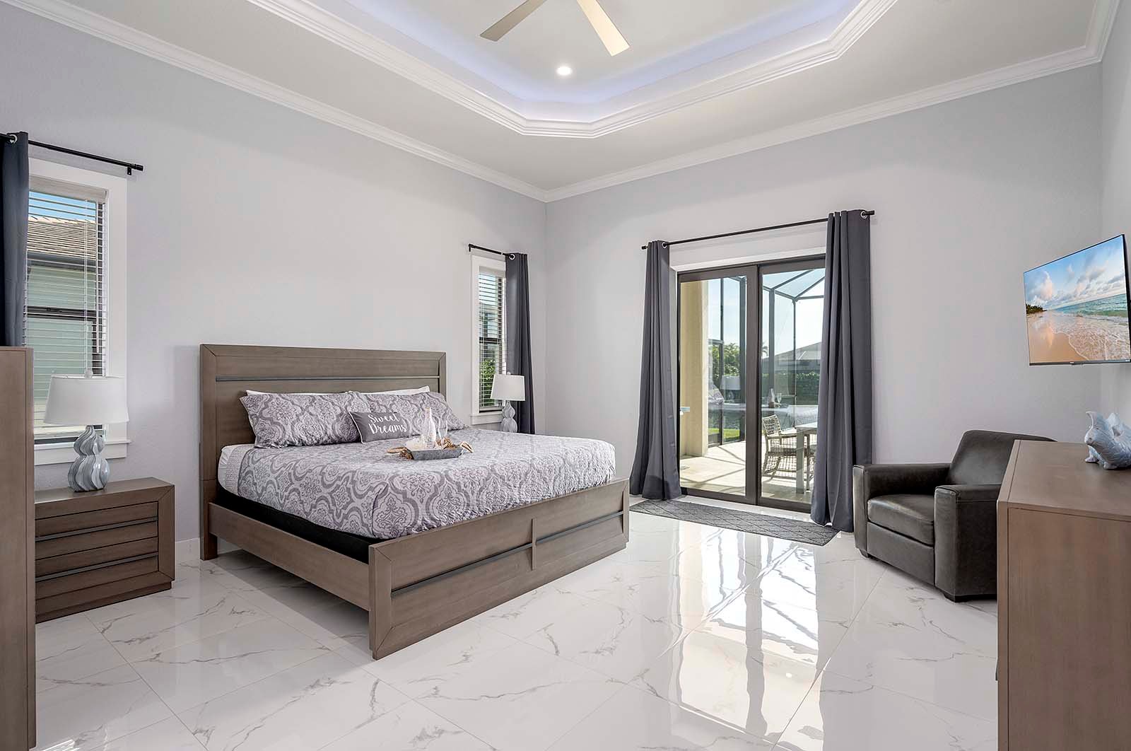 Beheizter Pool mit großer, sonniger Lanai und Grillbereich.