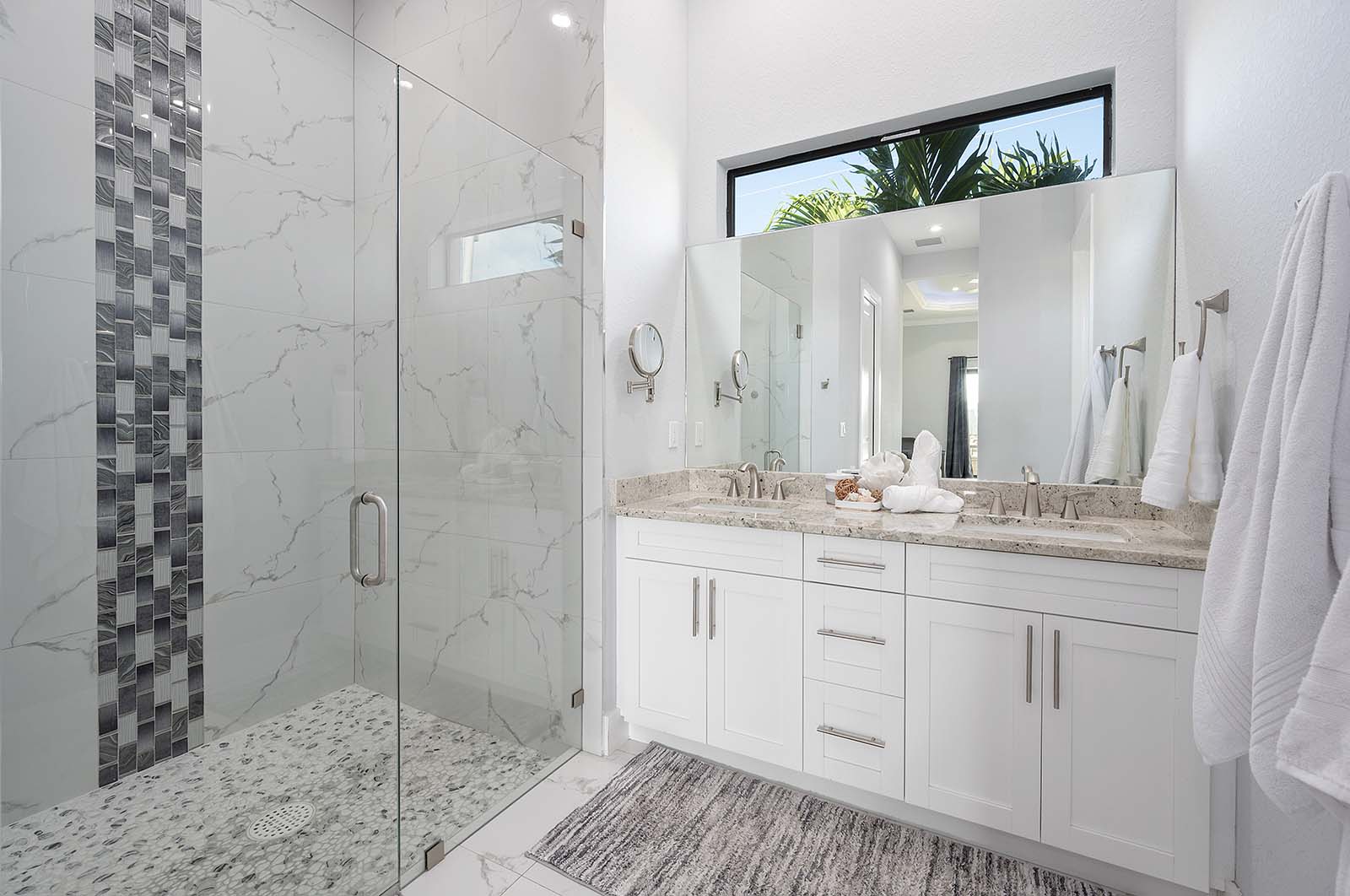 Beheizter Pool mit großer, sonniger Lanai und Grillbereich.