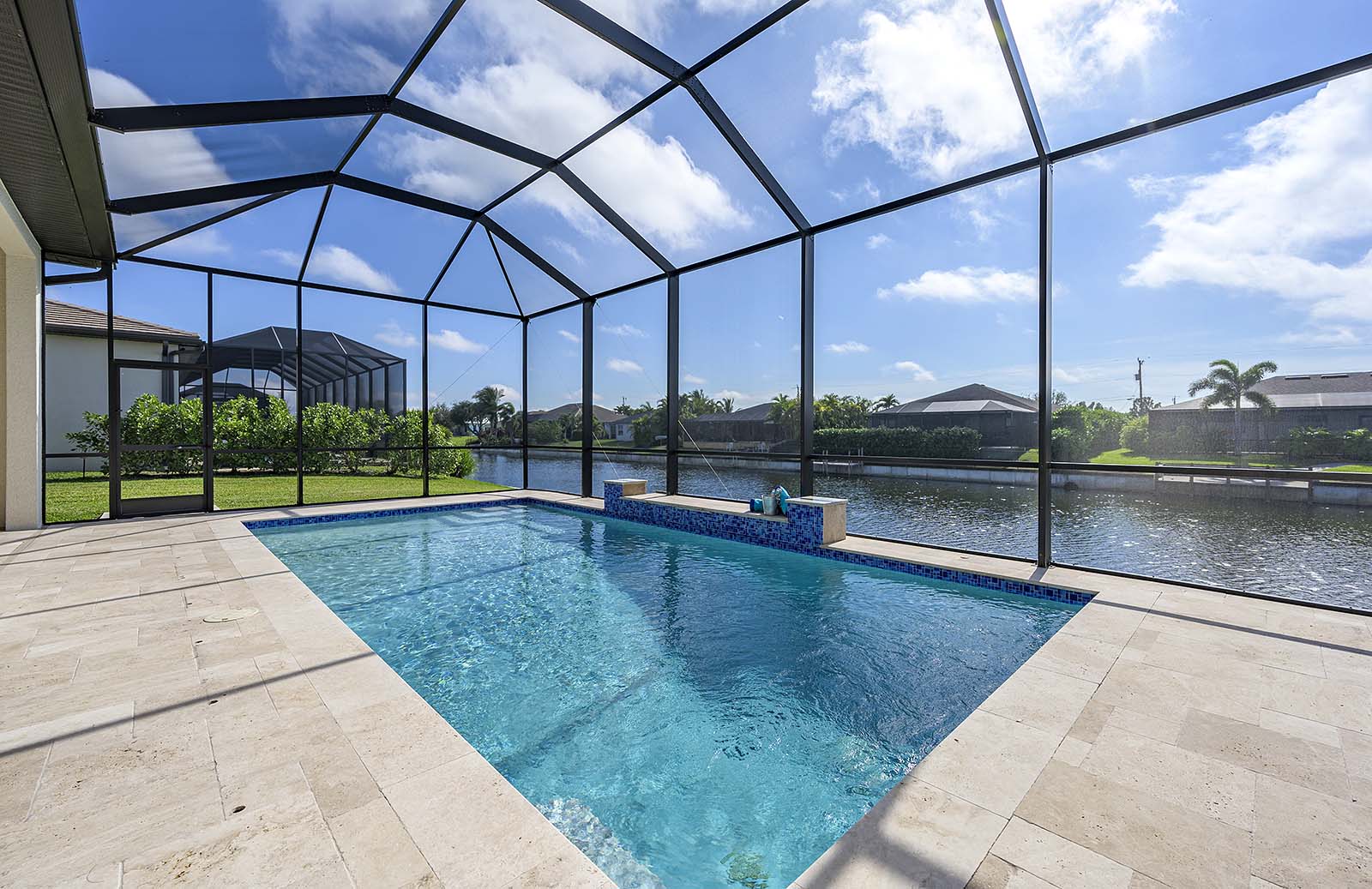 Beheizter Pool mit großer, sonniger Lanai und Grillbereich.