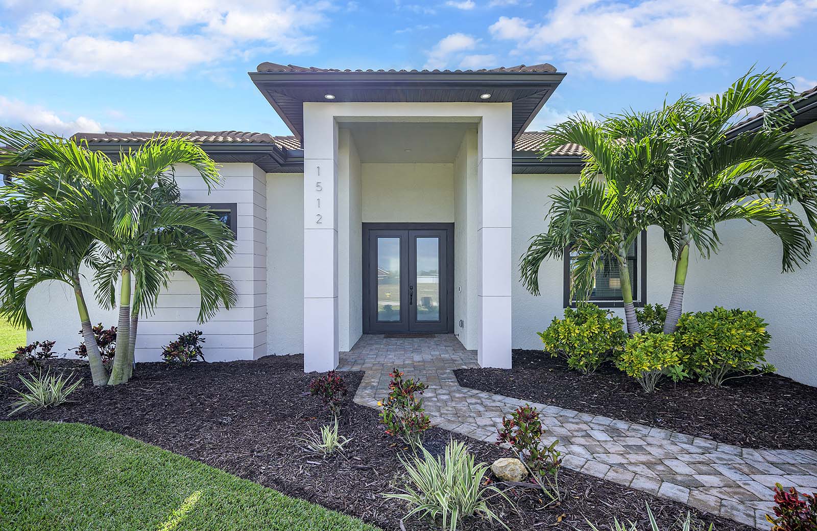 Beheizter Pool mit großer Lanai und Grillbereich.