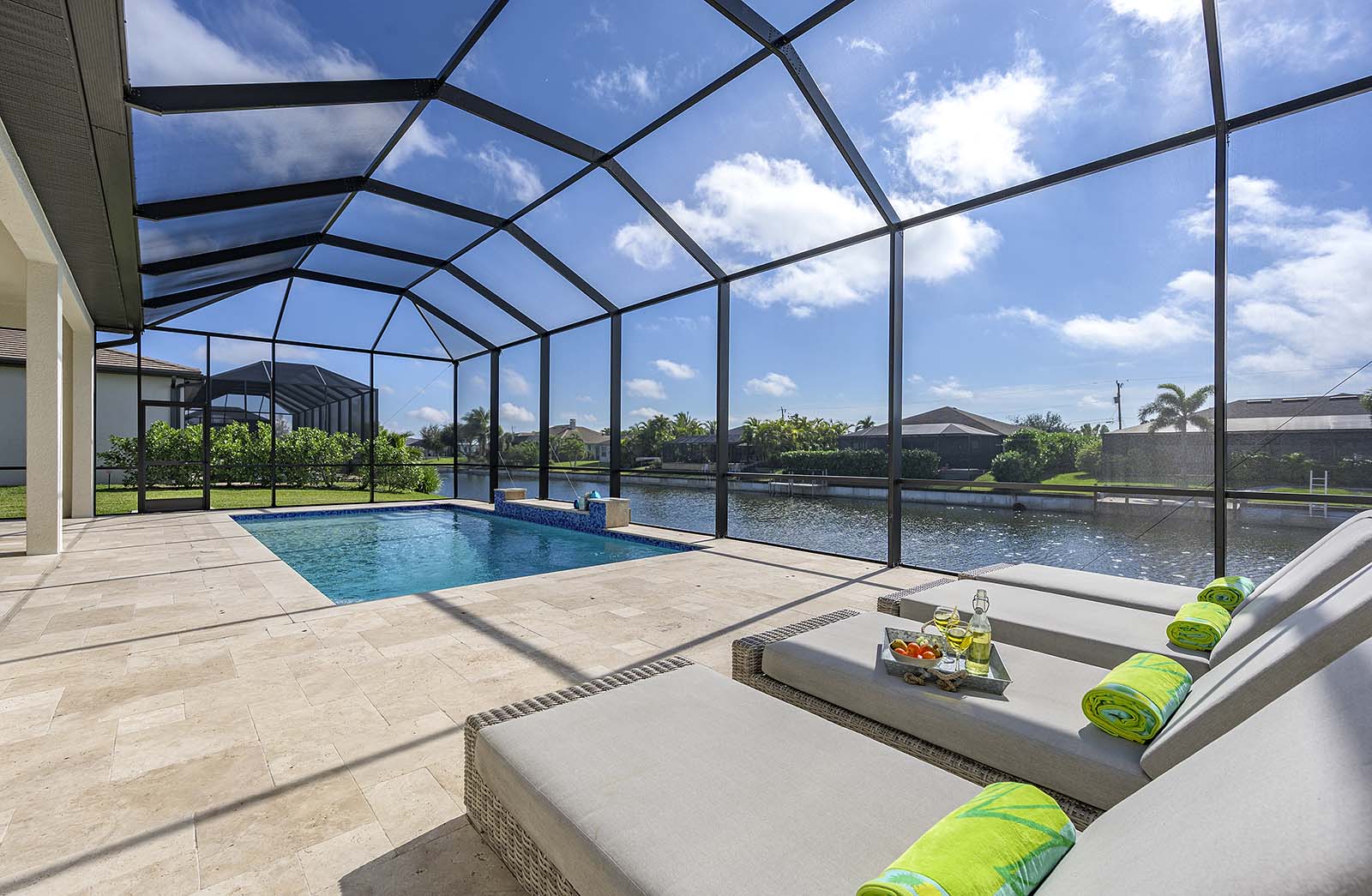 Beheizter Pool mit großer Lanai und Grillbereich.