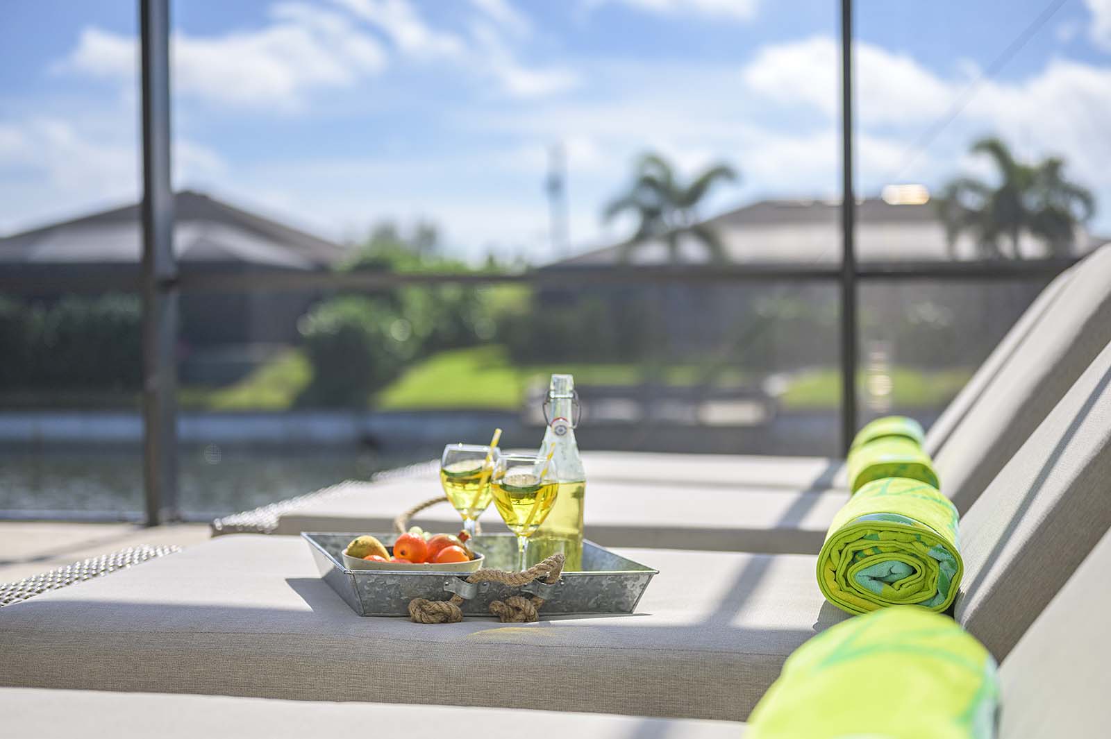 Beheizter Pool mit großer Lanai und Grillbereich.