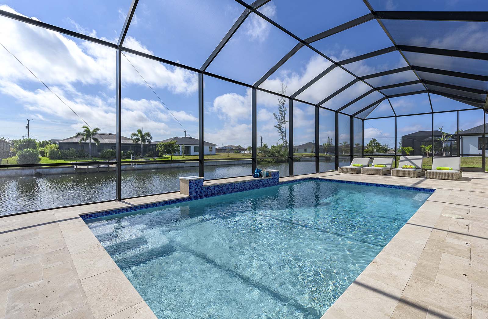 Beheizter Pool mit großer Lanai und Grillbereich.