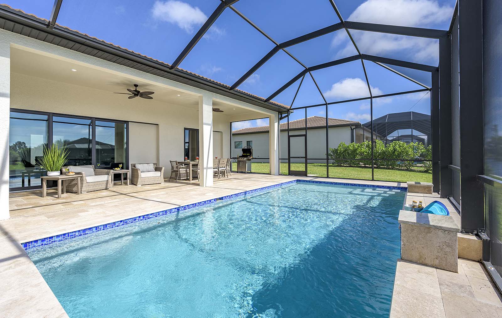 Beheizter Pool mit großer Lanai und Grillbereich.