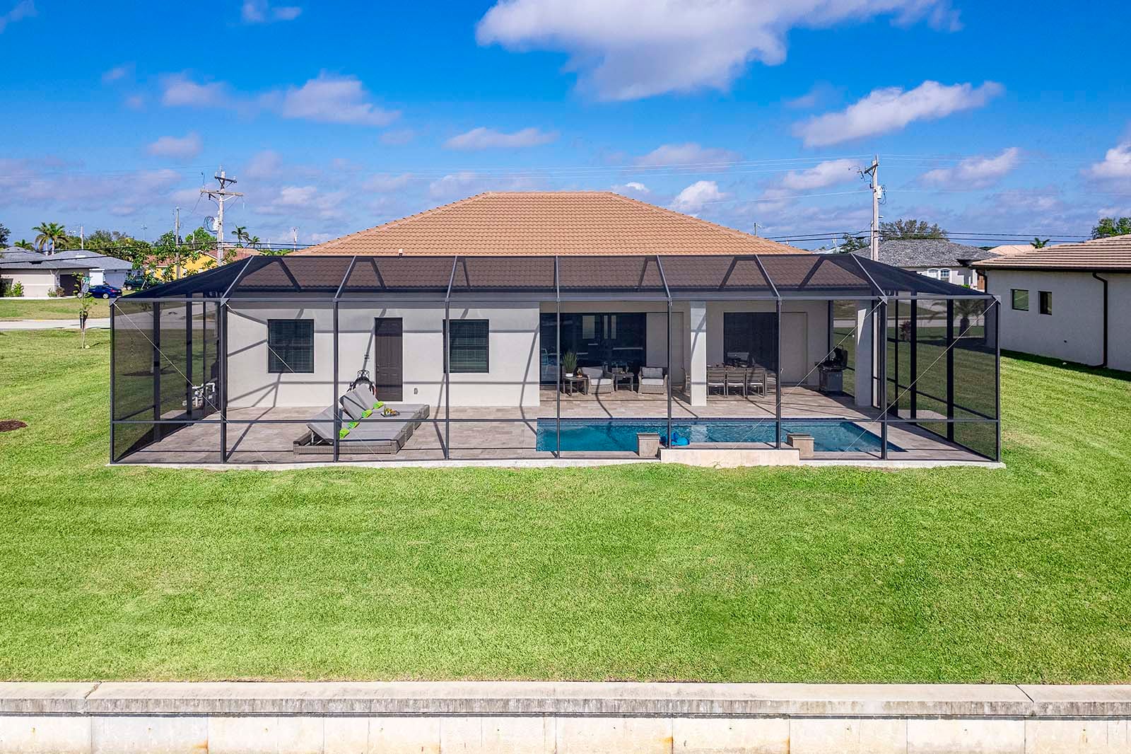 Beheizter Pool mit großer, sonniger Lanai und Grillbereich.