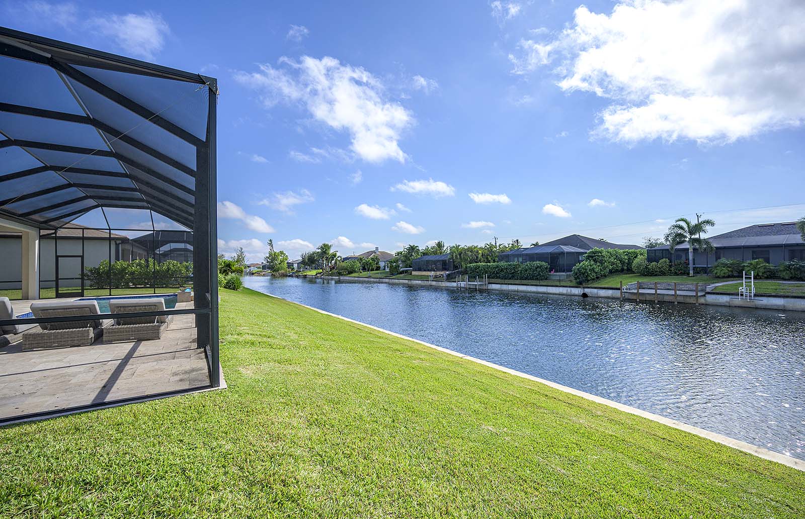 Beheizter Pool mit großer Lanai und Grillbereich.