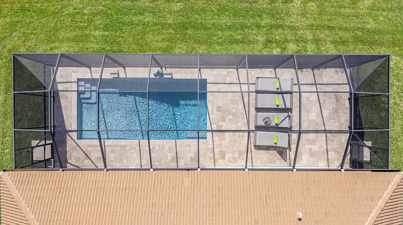 Beheizter Pool mit großer Lanai und Grillbereich.