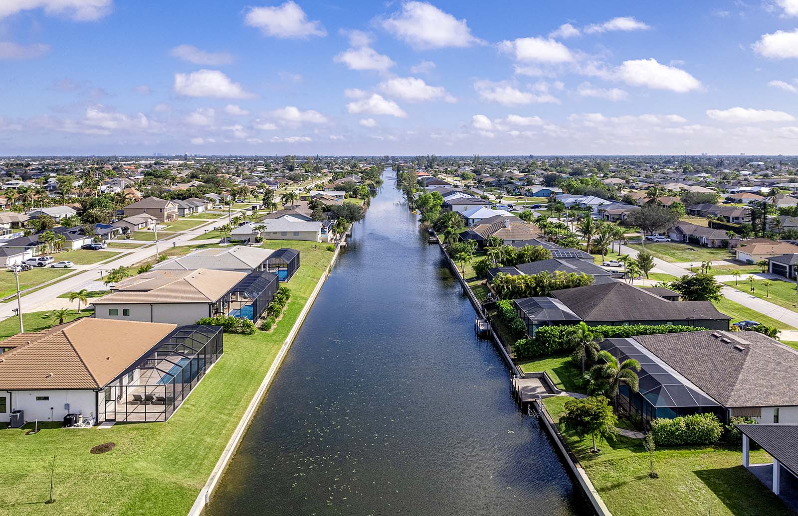 Beheizter Pool mit großer, überdachter Lanai und Grillbereich.