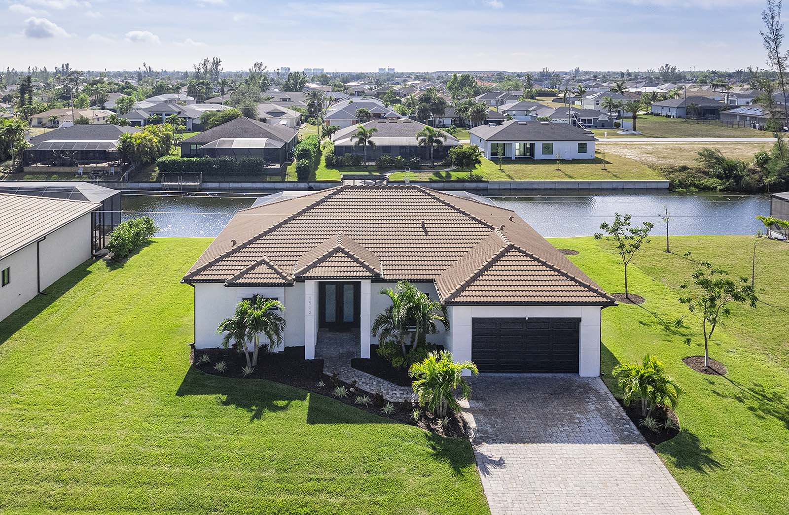 Beheizter Pool mit großer, sonniger Lanai und Grillbereich.