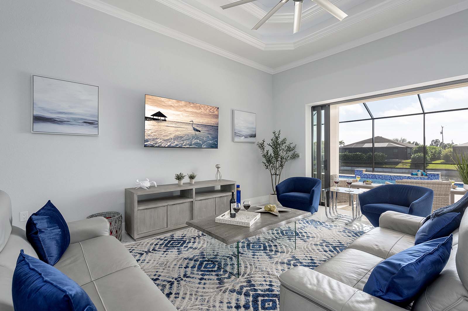 Beheizter Pool mit großer Lanai und Grillbereich.