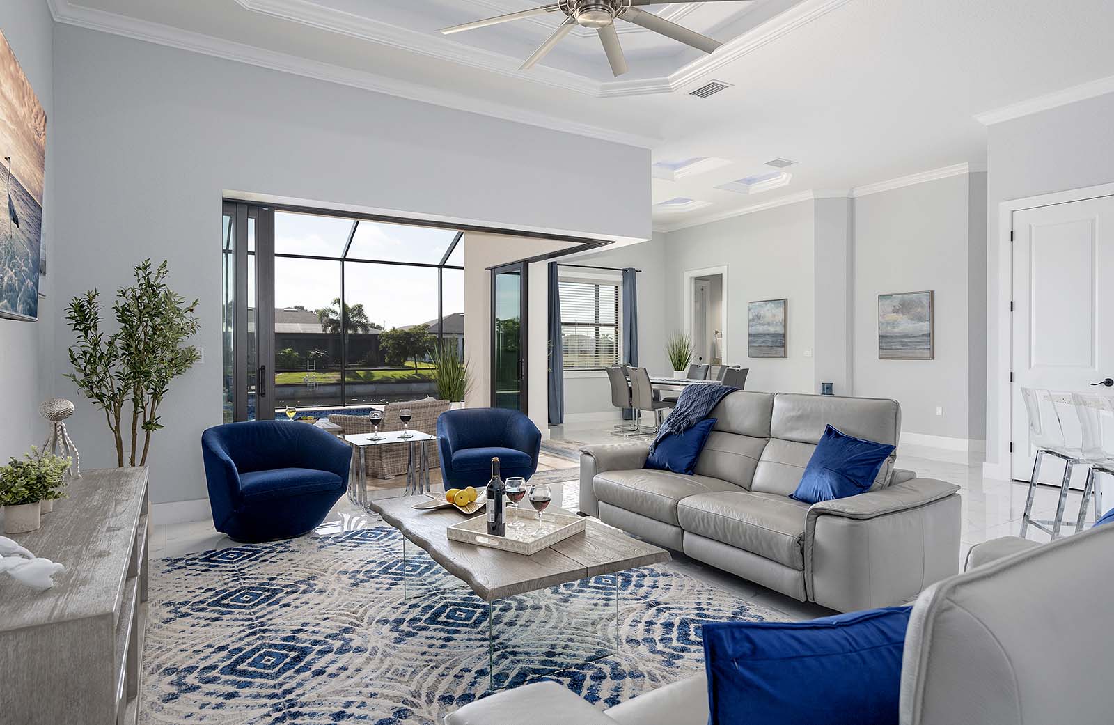 Beheizter Pool mit großer, sonniger Lanai und Grillbereich.