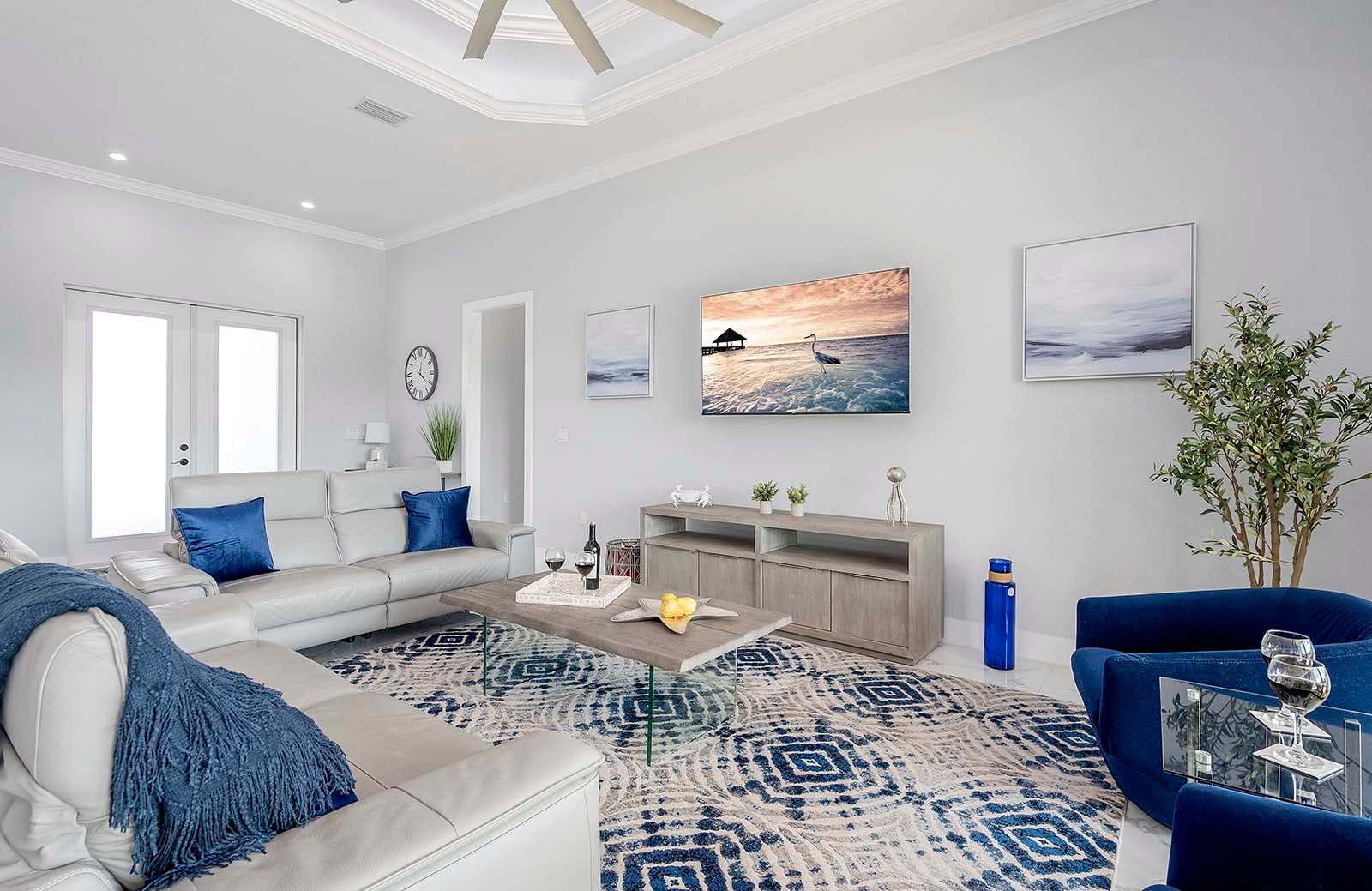 Beheizter Pool mit großer, sonniger Lanai und Grillbereich.