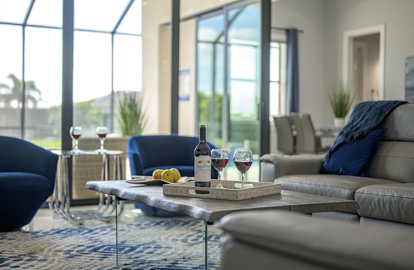 Beheizter Pool mit großer, überdachter Lanai und Grillbereich.