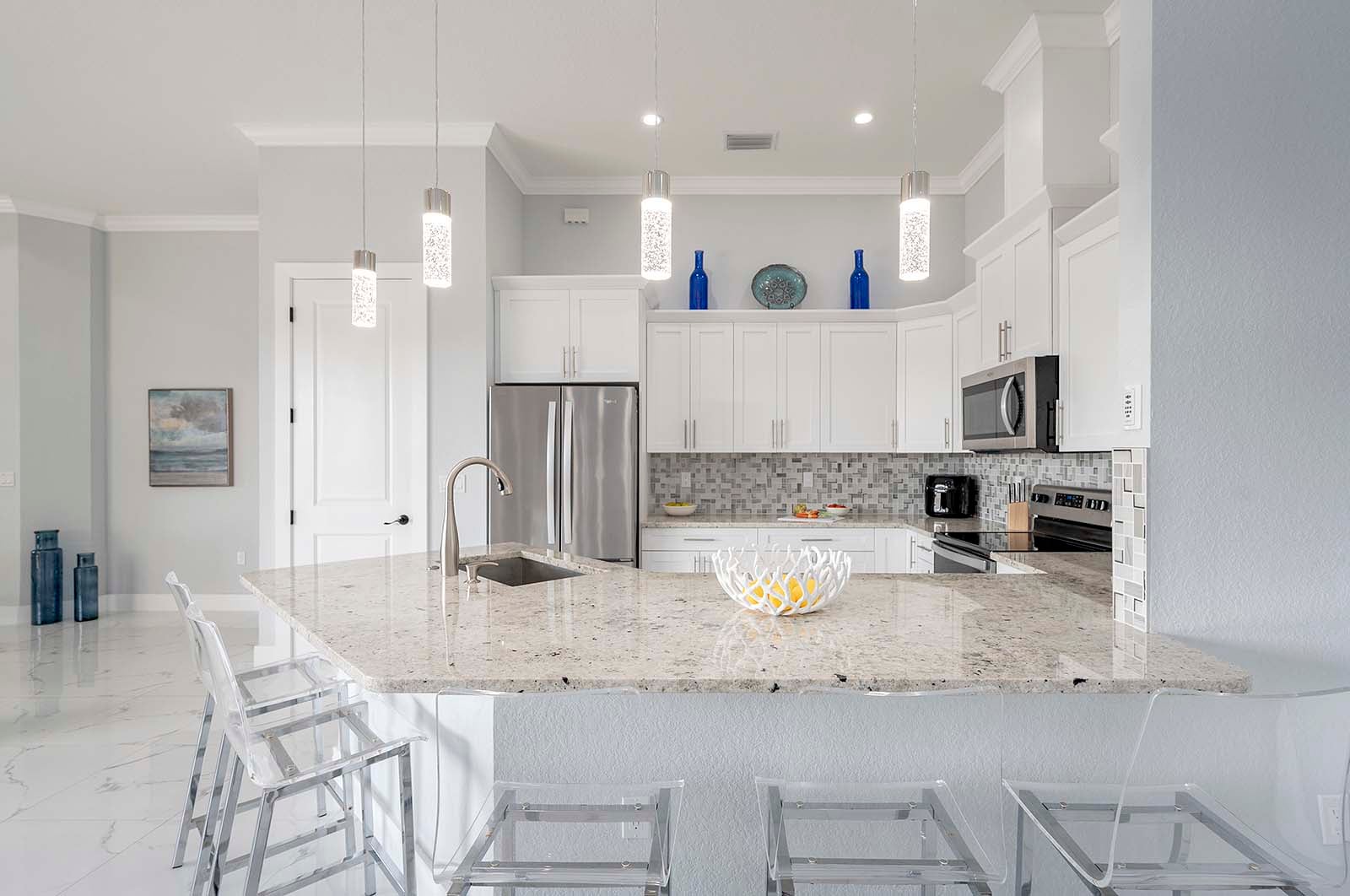 Beheizter Pool mit großer, sonniger Lanai und Grillbereich.