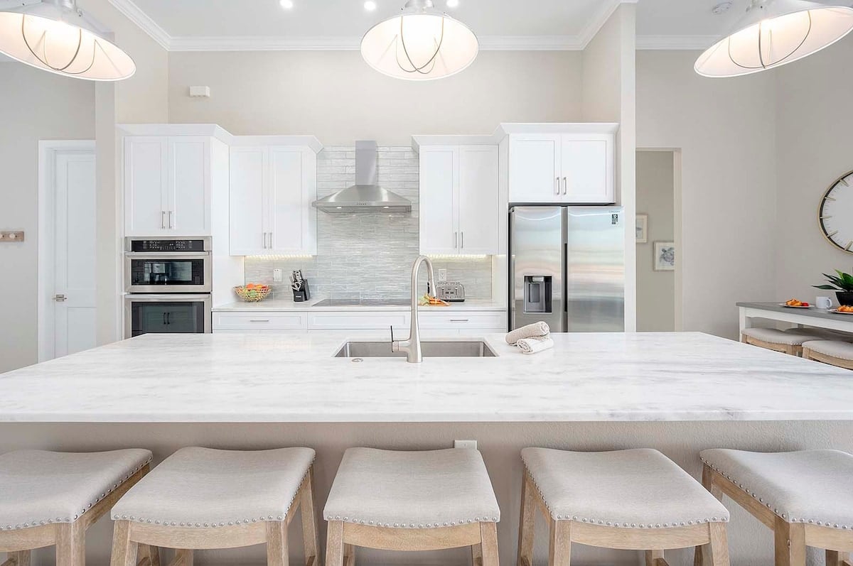 Kanalblick mit privatem Bootsdock in Westlage bei Sonnenuntergang.