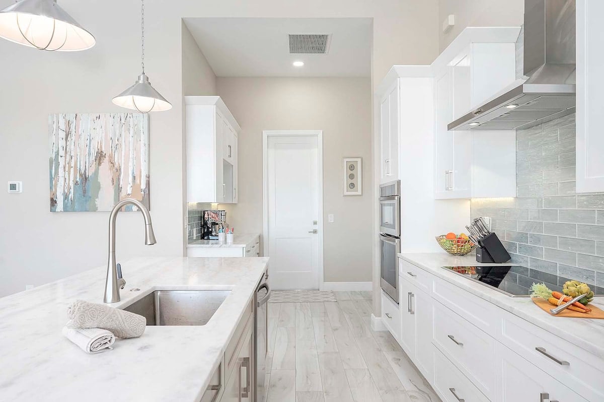 Kanalblick vom Waterfront-Haus mit privatem Dock in Westlage.