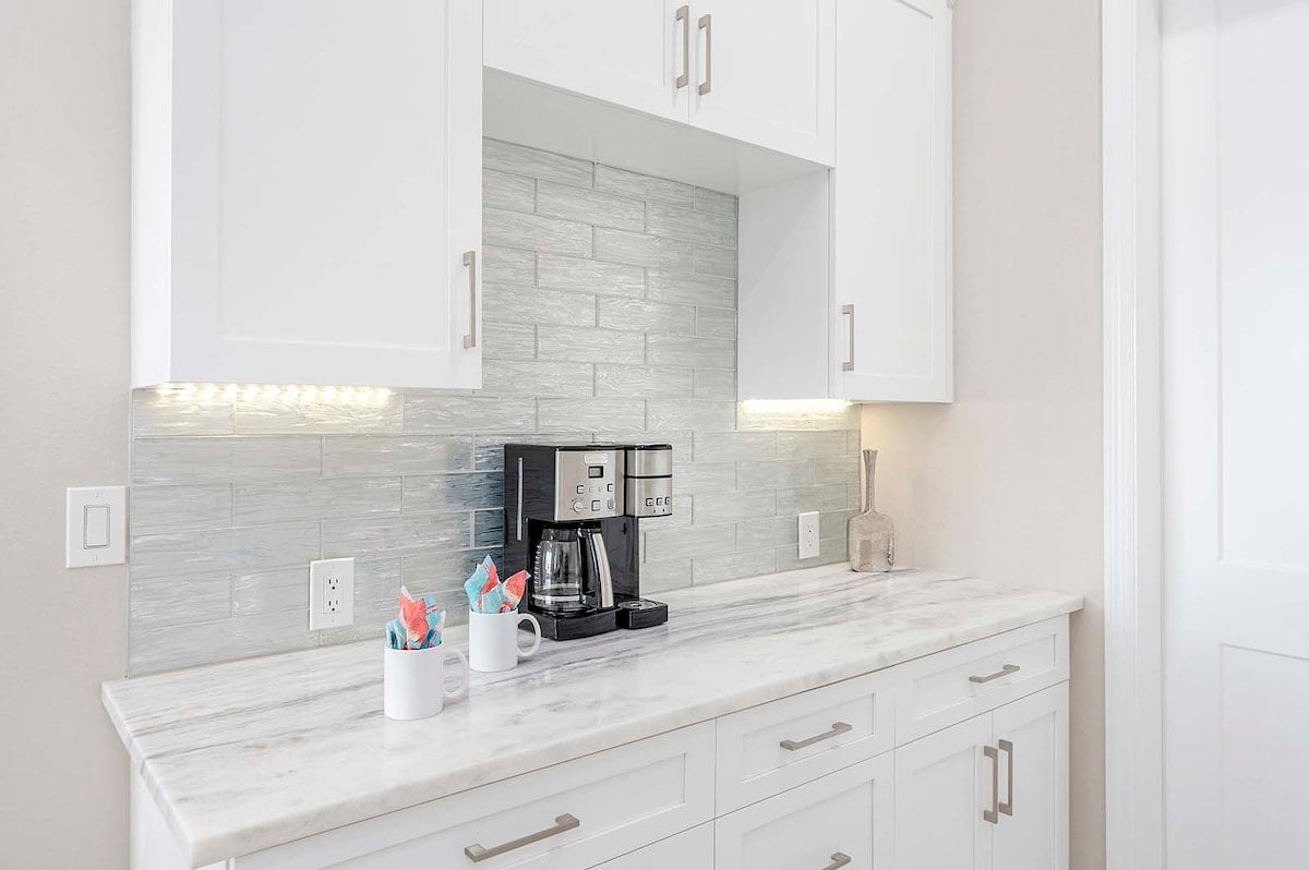 Kanalblick mit privatem Dock bei Westlage für Sonnenuntergänge.