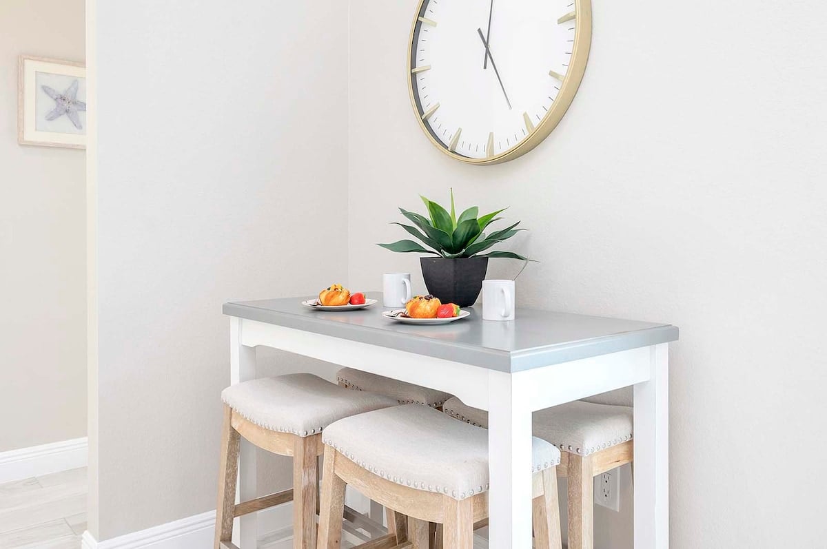 Kanalblick mit privatem Bootssteg am Wasser bei Sonnenuntergang