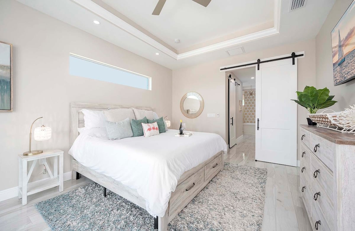 Kanalblick vom Ufer mit privatem Bootssteg bei Sonnenuntergang.