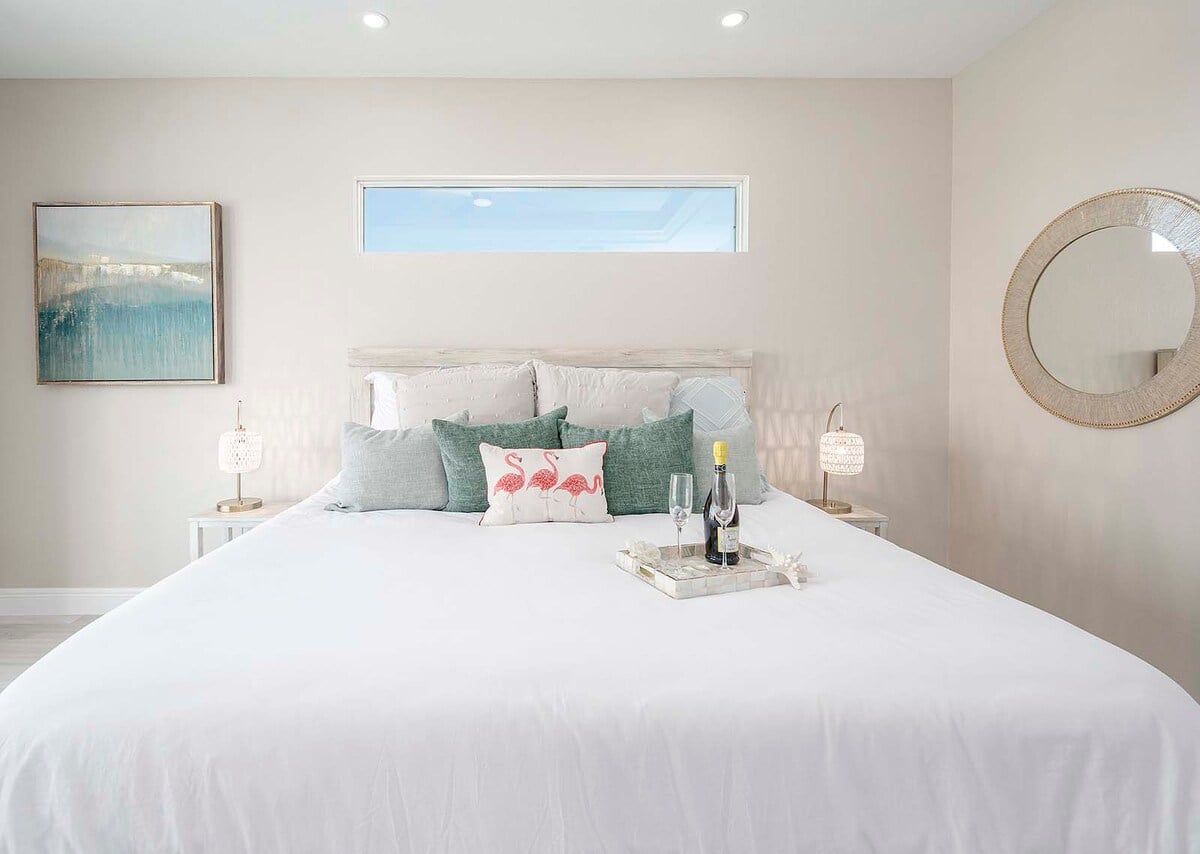 Kanalblick mit privatem Bootsdock in Westlage bei Sonnenuntergang