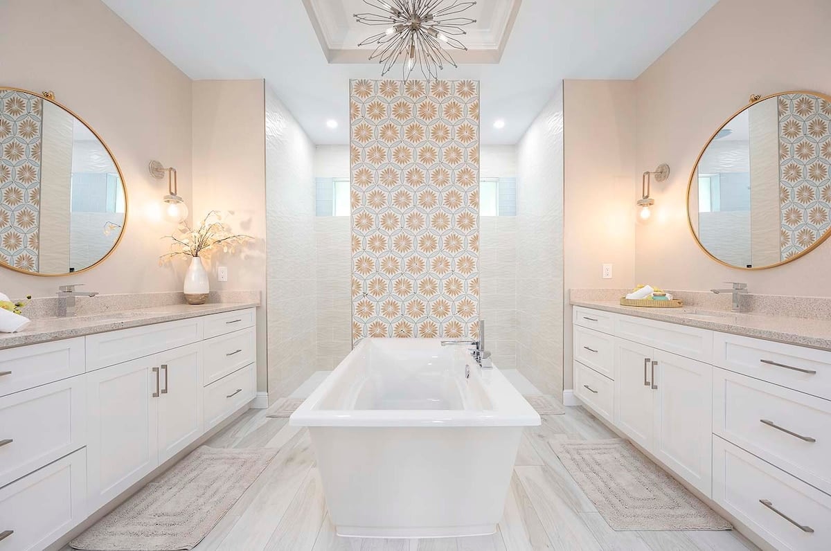 Privates Dock am Kanal mit Blick nach Westen auf den Sonnenuntergang.