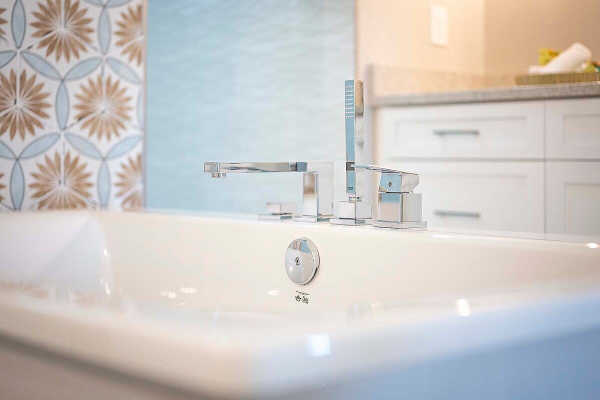 Kanalblick vom Waterfront-Haus mit privatem Dock und Westausrichtung für Sonnenuntergänge.