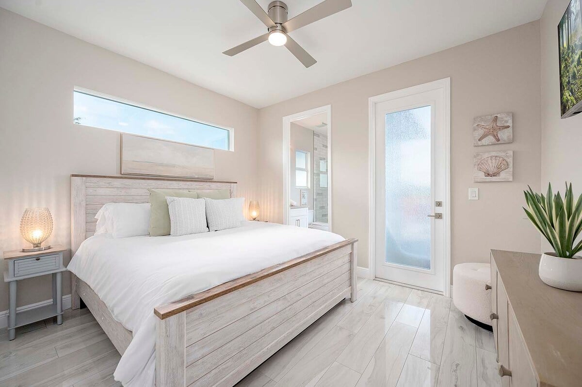 Kanalblick vom privaten Dock mit Westausrichtung für Sonnenuntergänge.