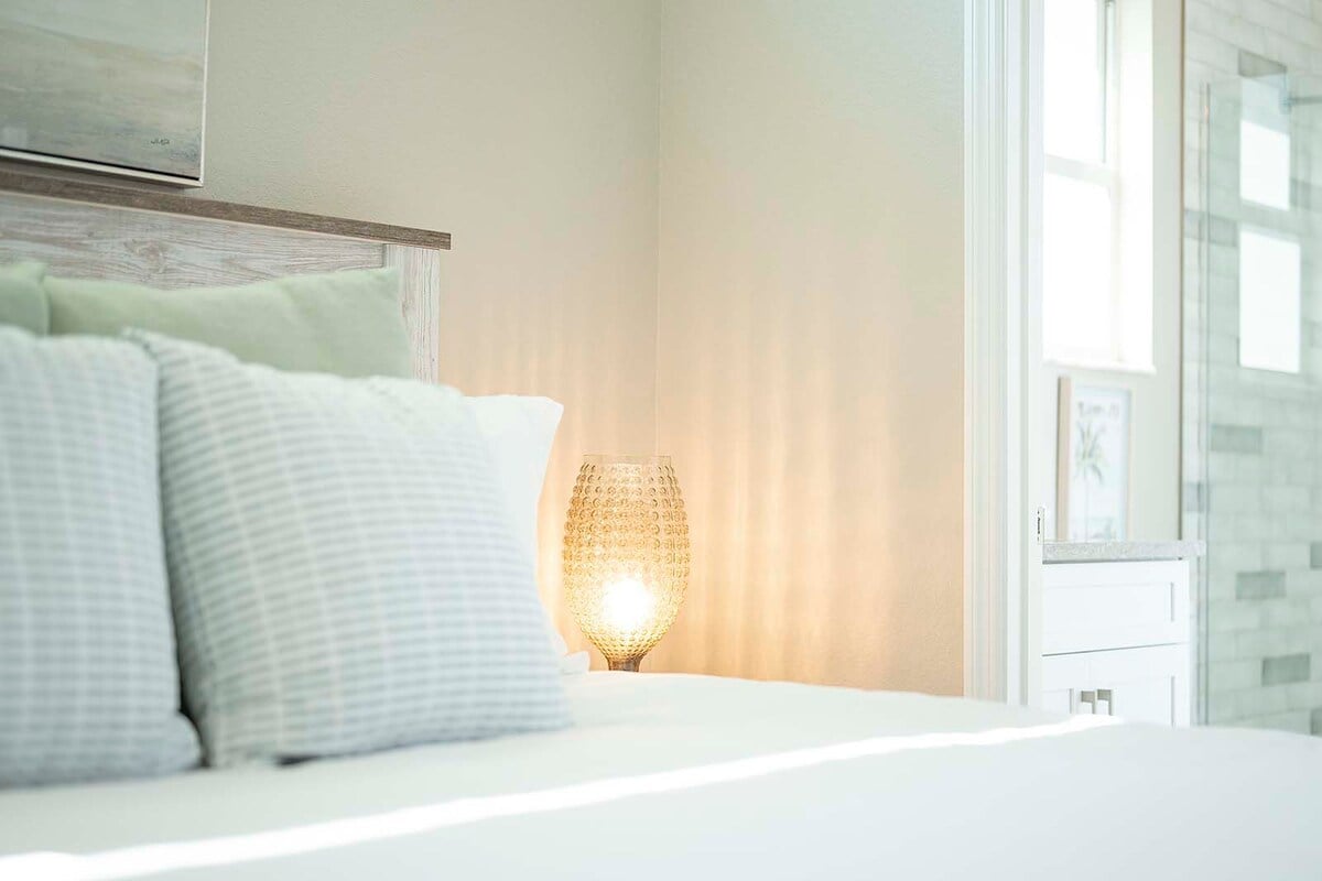 Kanalblick mit privatem Bootsdock und Westausrichtung für Sonnenuntergänge.