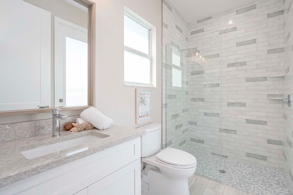 Kanalblick mit privatem Bootsdock am Wasser.