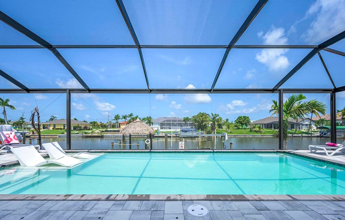 Privates Bootsdock am Kanal mit Westausrichtung für Sonnenuntergänge.