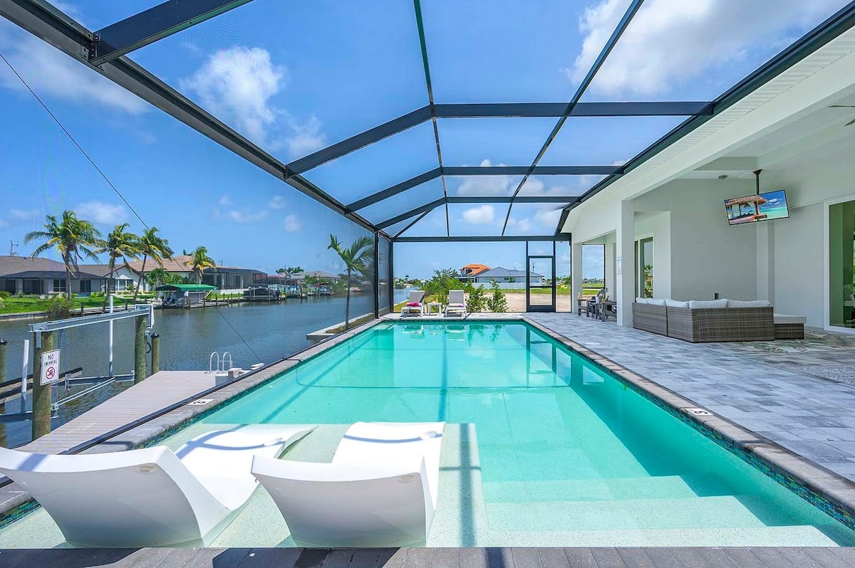 Kanalblick mit privatem Dock und Westausrichtung für Sonnenuntergänge.