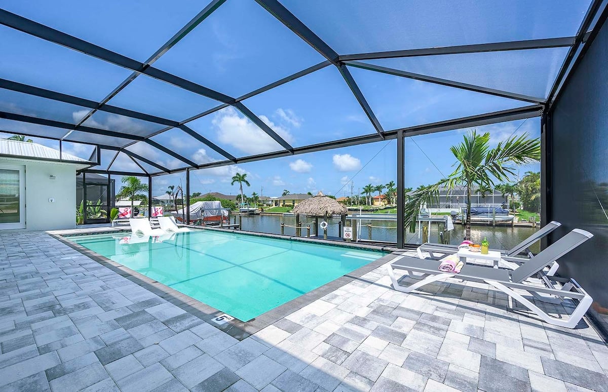 Kanalblick vom Außenbereich mit privatem Dock und Westausrichtung für Sonnenuntergänge.