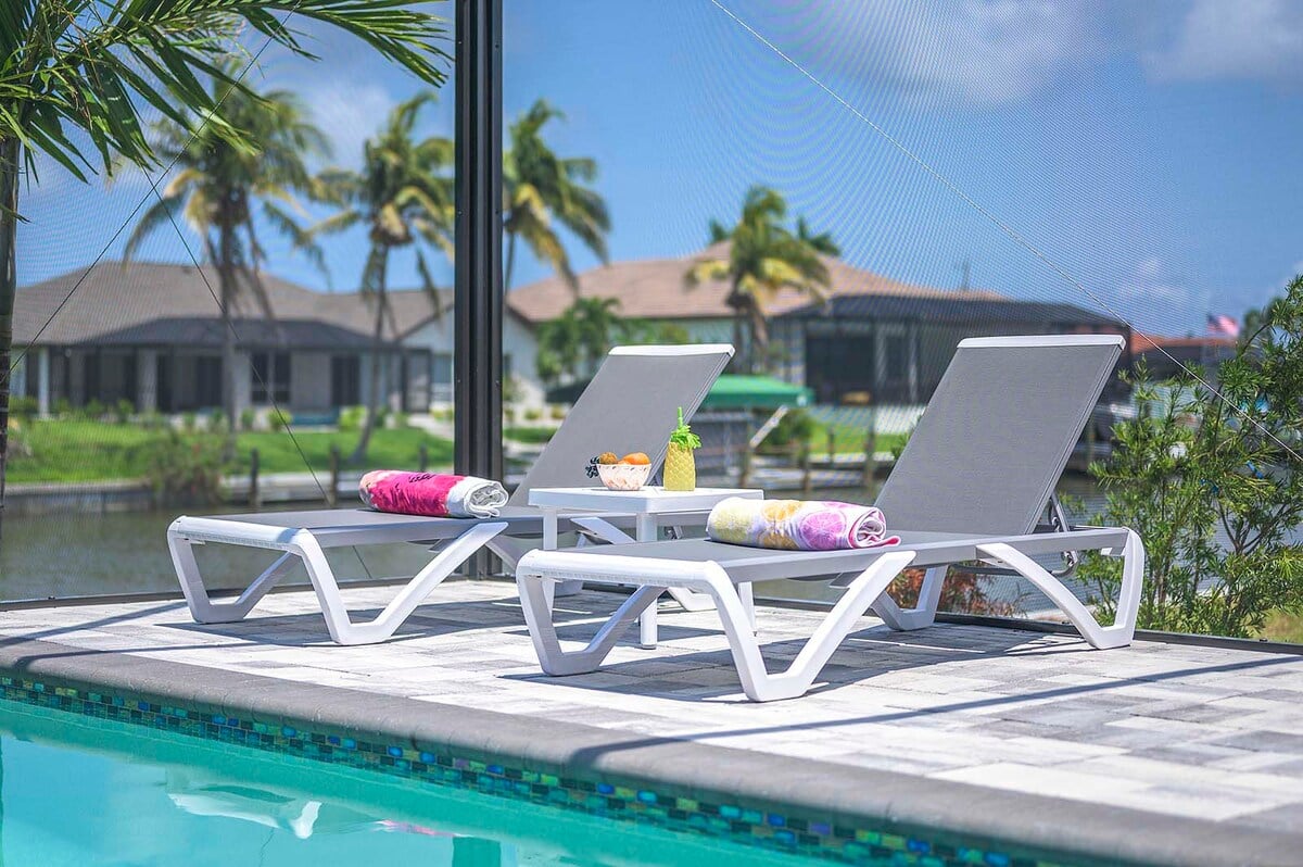 Kanalblick vom Waterfront-Haus mit privatem Dock in Westlage (Sunset View)