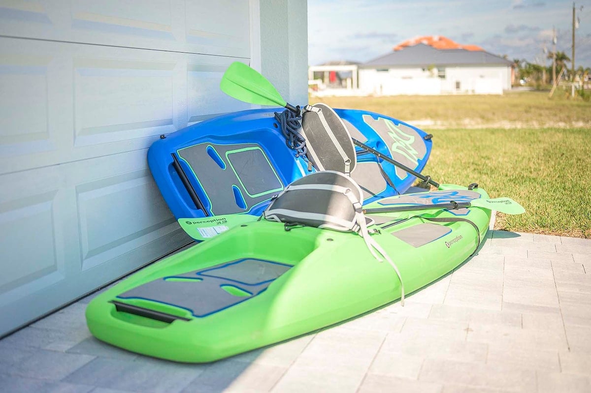 Kanalblick vom Waterfront-Grundstück mit privatem Dock und Westausrichtung für Sonnenuntergänge.